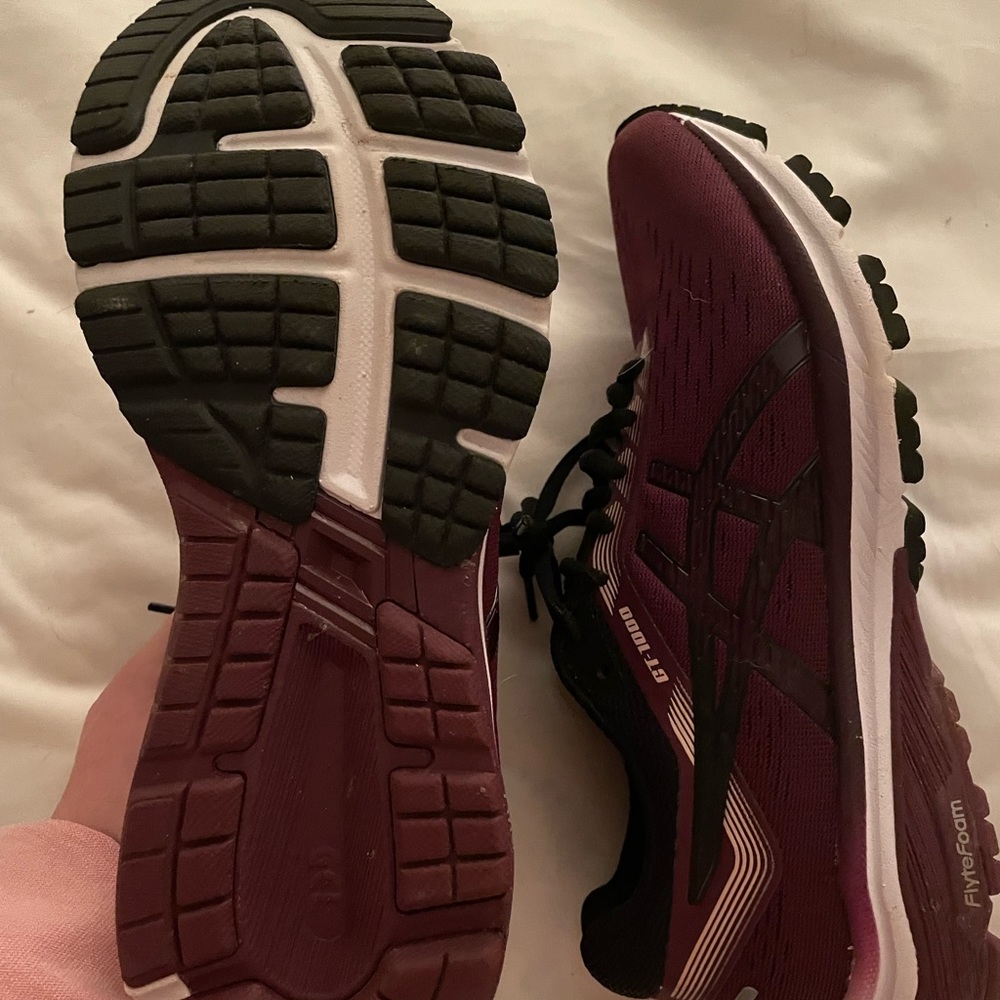 Womens like new ASICS GT 1000
